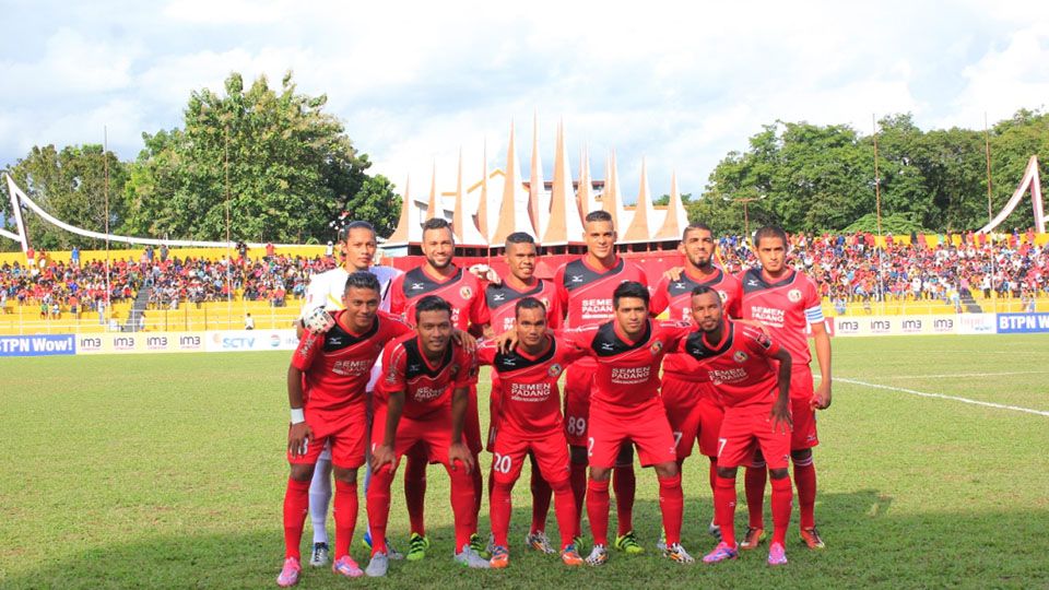 Tim Semen Padang berpose sebelum pertandingan melawan Persela. Copyright: &copy; Taufik Hidayat/INDOSPORT